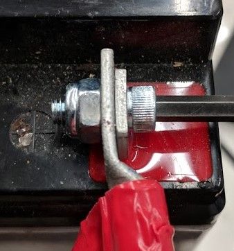 Un terminal de una batería FRC con un tornillo de cabeza hueca y una tuerca de nylon (nylock).