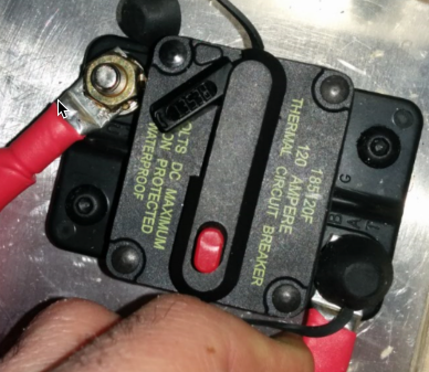 Aplicando una fuerza de torsión al primer cable del interruptor.