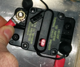 Aplicando una fuerza de torsión al segundo cable del interruptor.