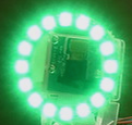 Un anneau LED vert autour d’une caméra.