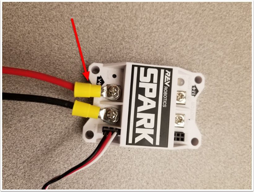 Connexion de l'alimentation à un contrôleur de moteur Spark avec bornes en anneau.