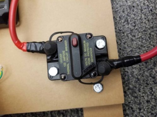 コネクターには絶縁のために電気テープが巻かれています。