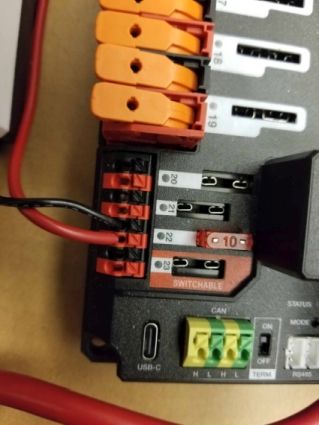 roboRIOに接続された電力配線。